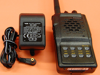 YAESU VX-110 + CARGADOR DE PARED - SUBSTITUIDO POR EL YAESU FT-250. El portátil de VHF Yaesu VX-110 nos ofrece 209 memorias y 5W de potencia de salida; incluye tonos CTCSS y DCS y la batería es de Ni-Mh.